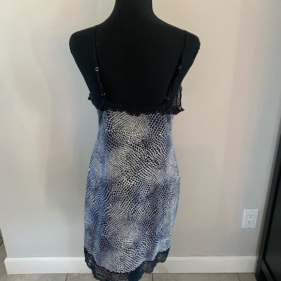 Black and white silky night gown. - Picture 3 of 6